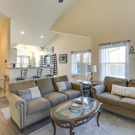 Wichita Townhome With Patio 9 Mi To Downtown!